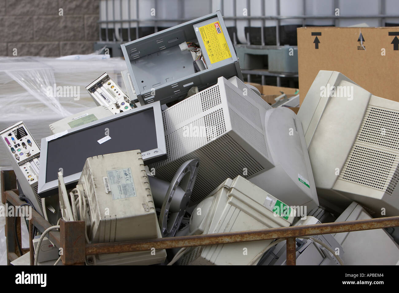 Haufen von ausrangierten pc Computer-Komponenten einschließlich Systemboxen und Tft Monitor warten recycelt werden Stockfoto