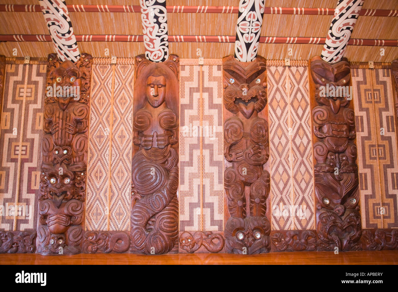 Maori geschnitztem Holz Design Detail innen Whare runanga marai Waitangi Treaty Grounds Haus der Begegnung in der nationalen Reserve Neuseeland Stockfoto