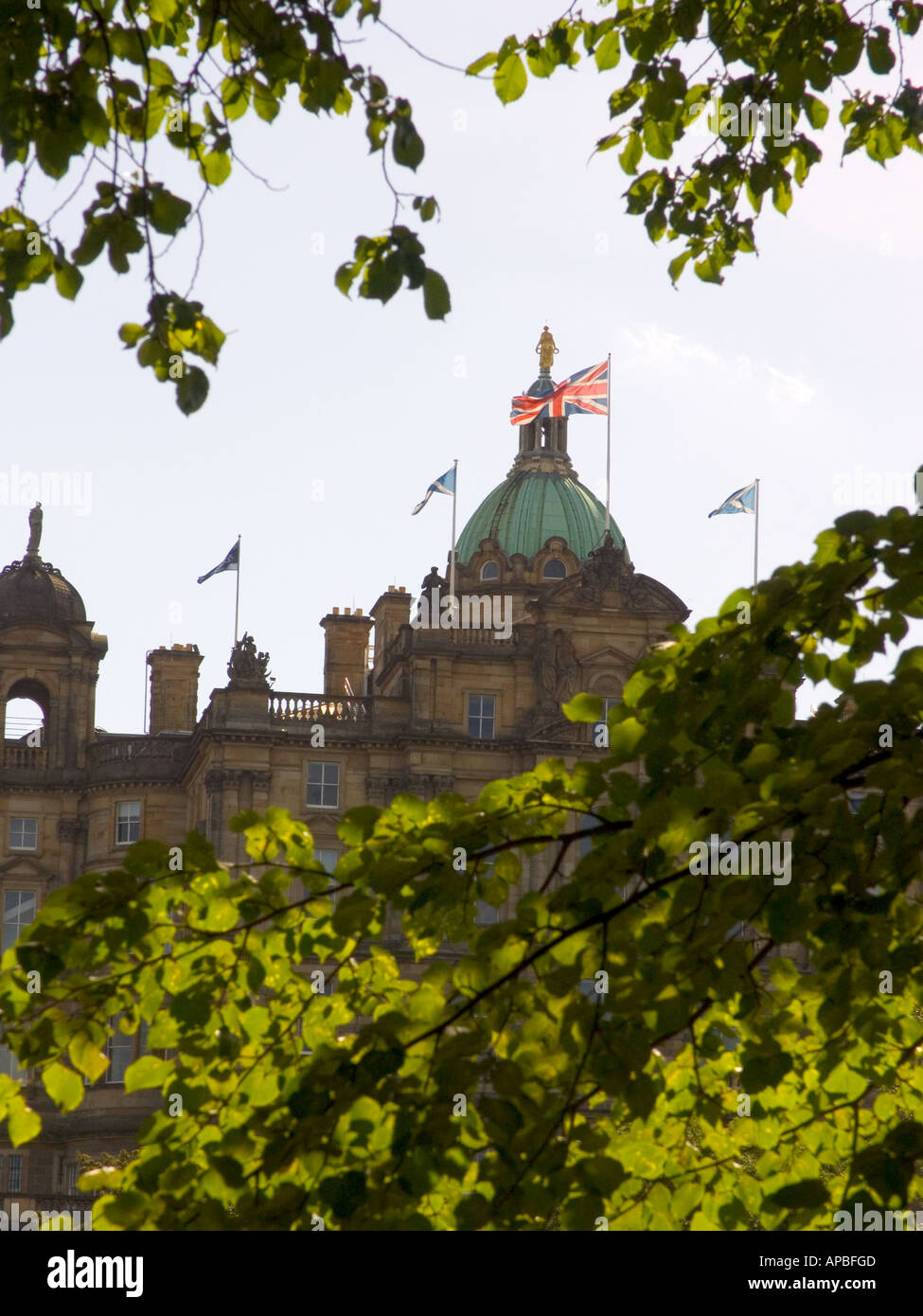 Edinburgh-Gebäude und Flaggen-Schottland Stockfoto