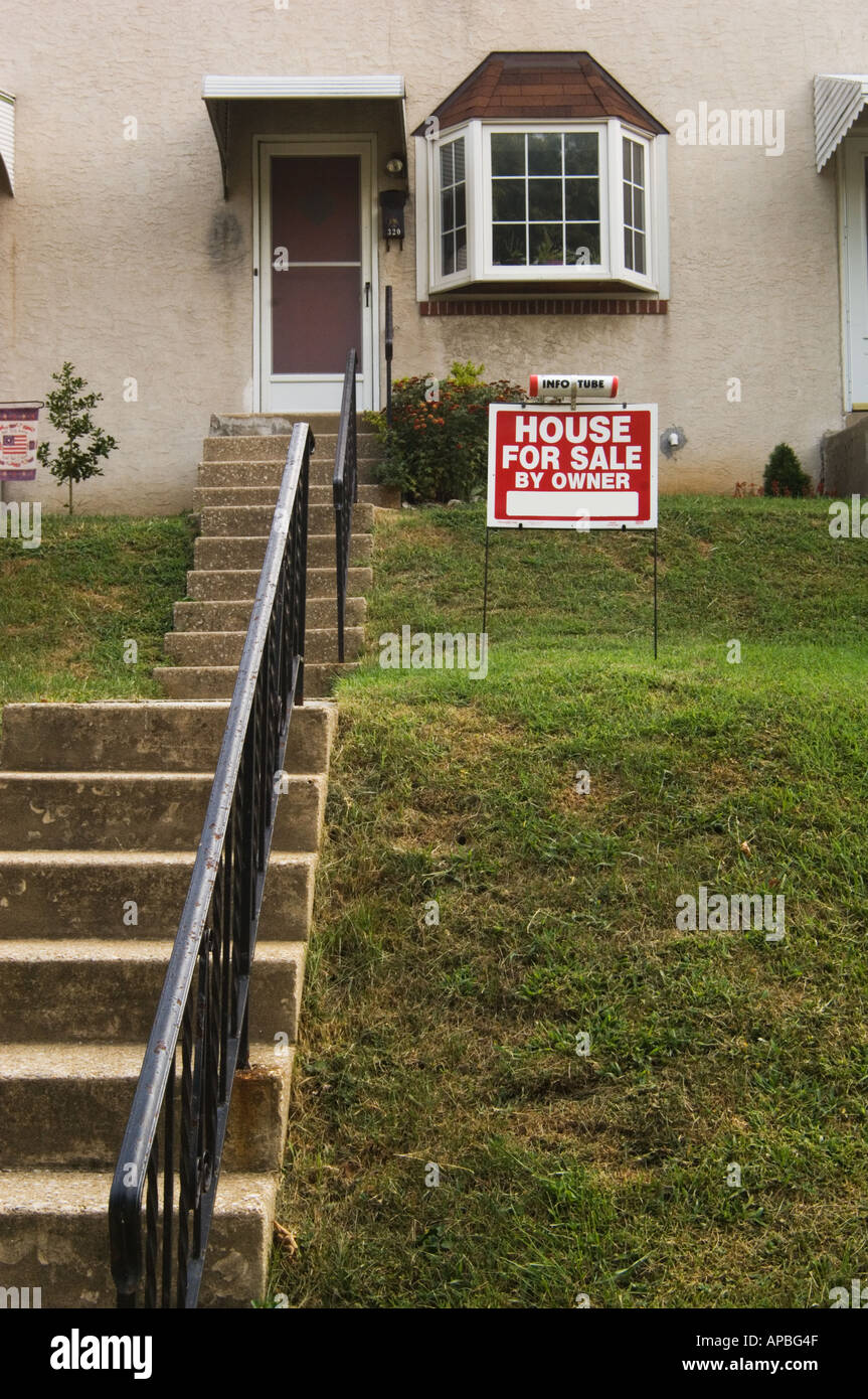 Haus für Verkauf durch Owner mit Immobilien Schild vor der Tür in einem Mittelklasse-Viertel in einem Vorort von Pennsylvania Stockfoto