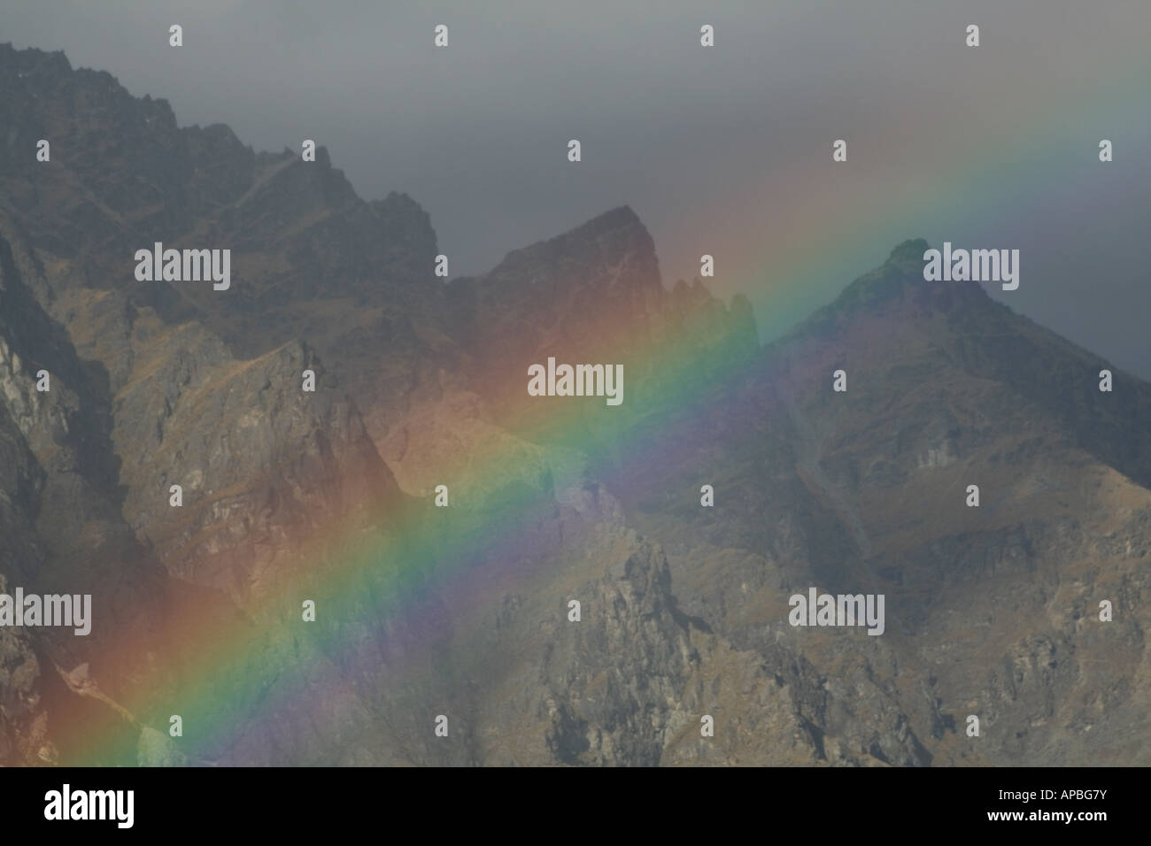 Regenbogen über die bemerkenswerte Berge, Queenstown, Neuseeland Stockfoto