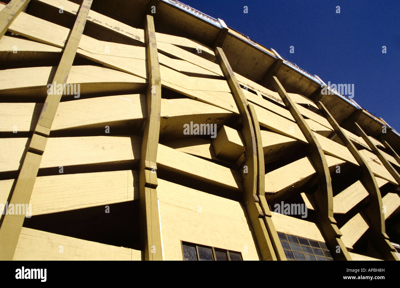 Fassade von La Bombonera, dem berühmten Fußballstadion der Boca Juniors in Buenos Aires, Argentinien, bekannt für seine einzigartige Architektur und lebhafte Atmosphäre. Stockfoto