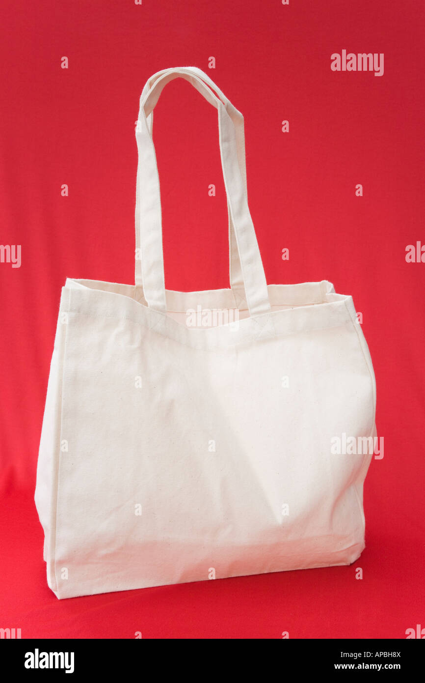 Wiederverwendbare natürliche weiße Baumwolle Shopping Bag gegen roten Hintergrund von Side entfernt. England Großbritannien Großbritannien Stockfoto