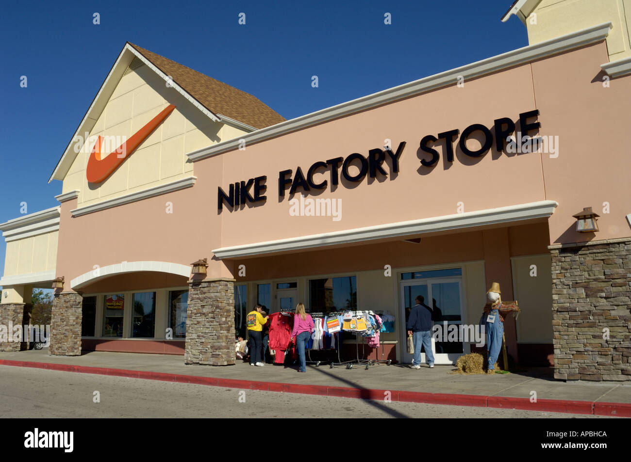 Nike Factory Outlet Fabrikverkauf in Birke laufen Michigan Stockfotografie  - Alamy