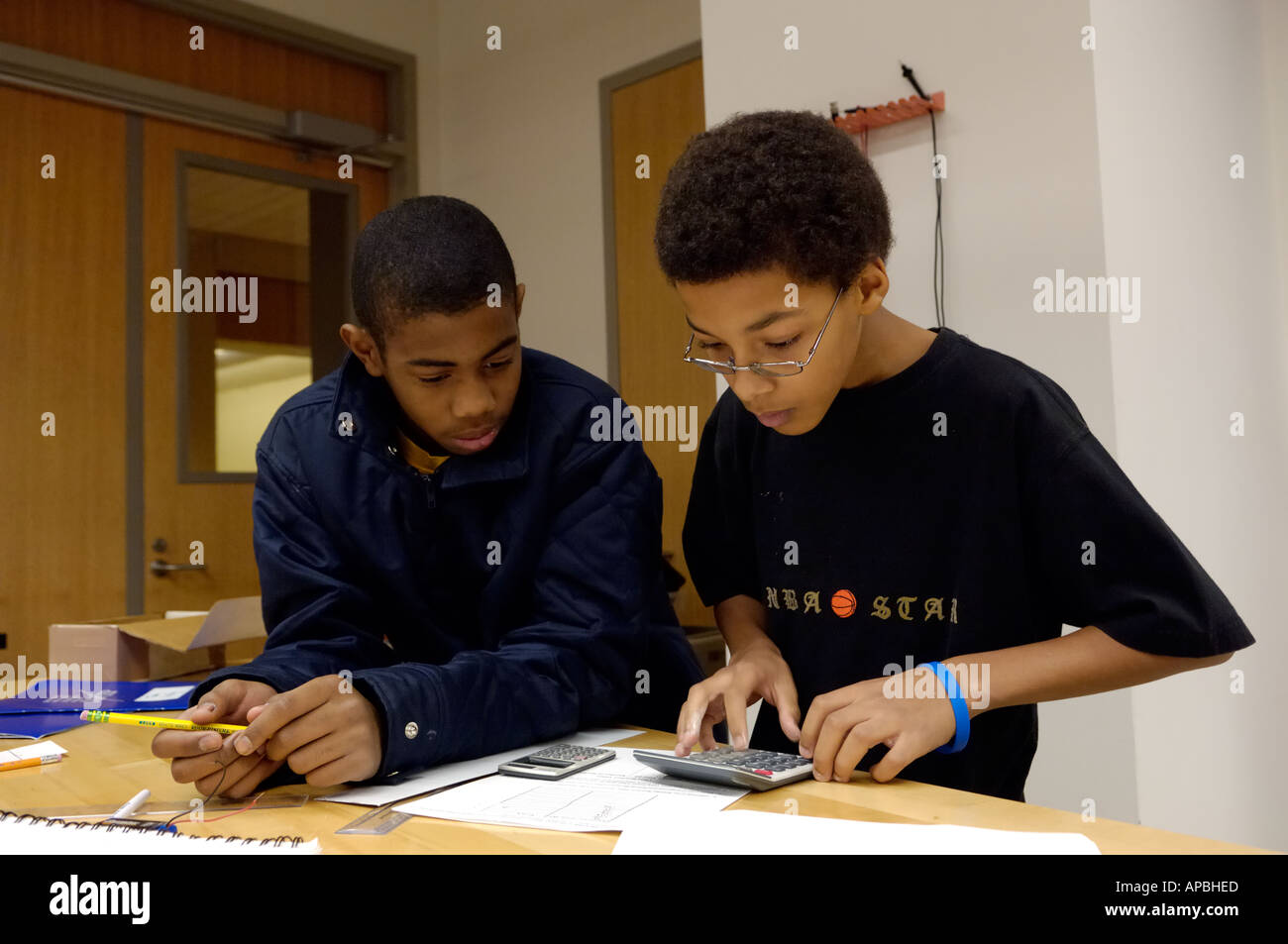 Zwei Schüler der Mittelstufe arbeiten in einem naturwissenschaftlichen Unterricht Stockfoto