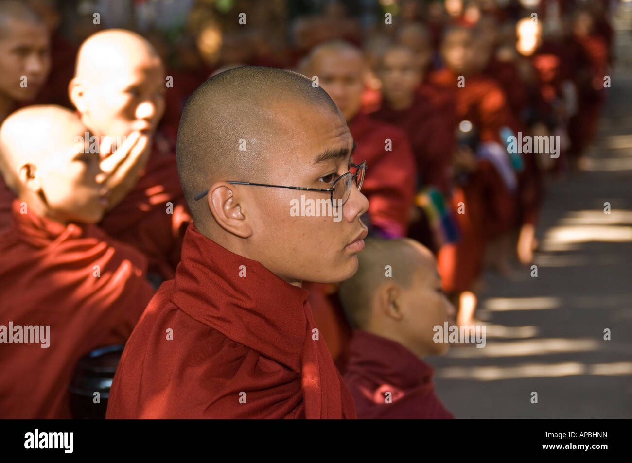 Novize in der Schlange für das Mittagessen am Maha Gandhayon Kyaung Kloster in Amarapura Birma Stockfoto