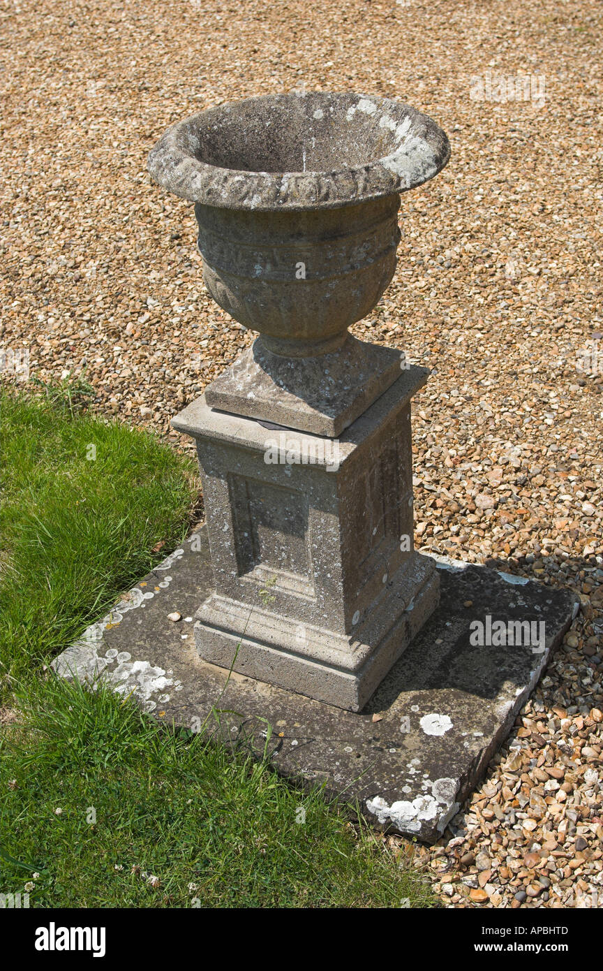 Große Urne auf dem Gelände des Goodnestone Haus Goodnestone Park Gärten Goodnestone Kent England Stockfoto