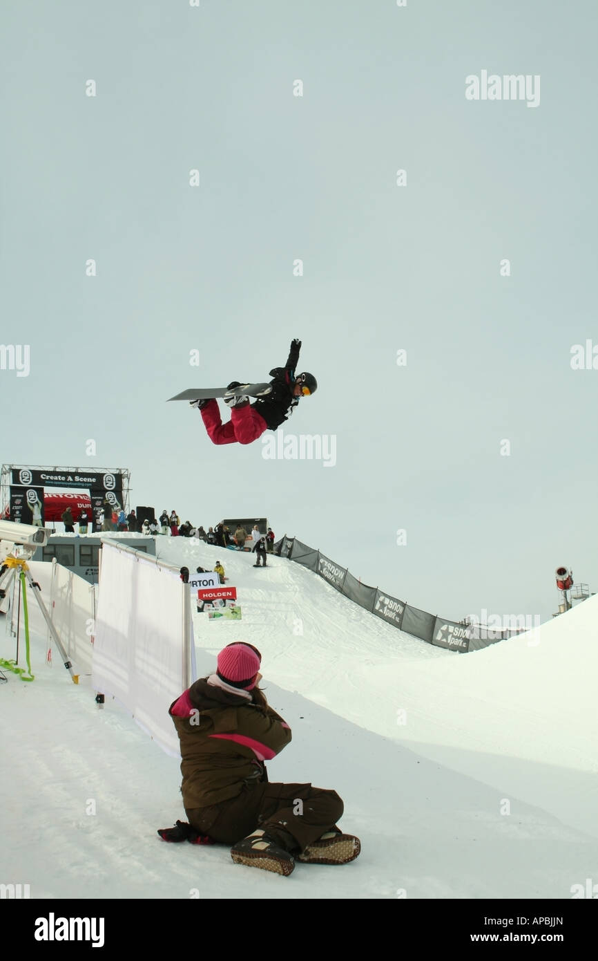 Ein Wettbewerb springt aus der Half-Pipe während der Frauen Burton Open 2007, Snow Park, Neuseeland Stockfoto