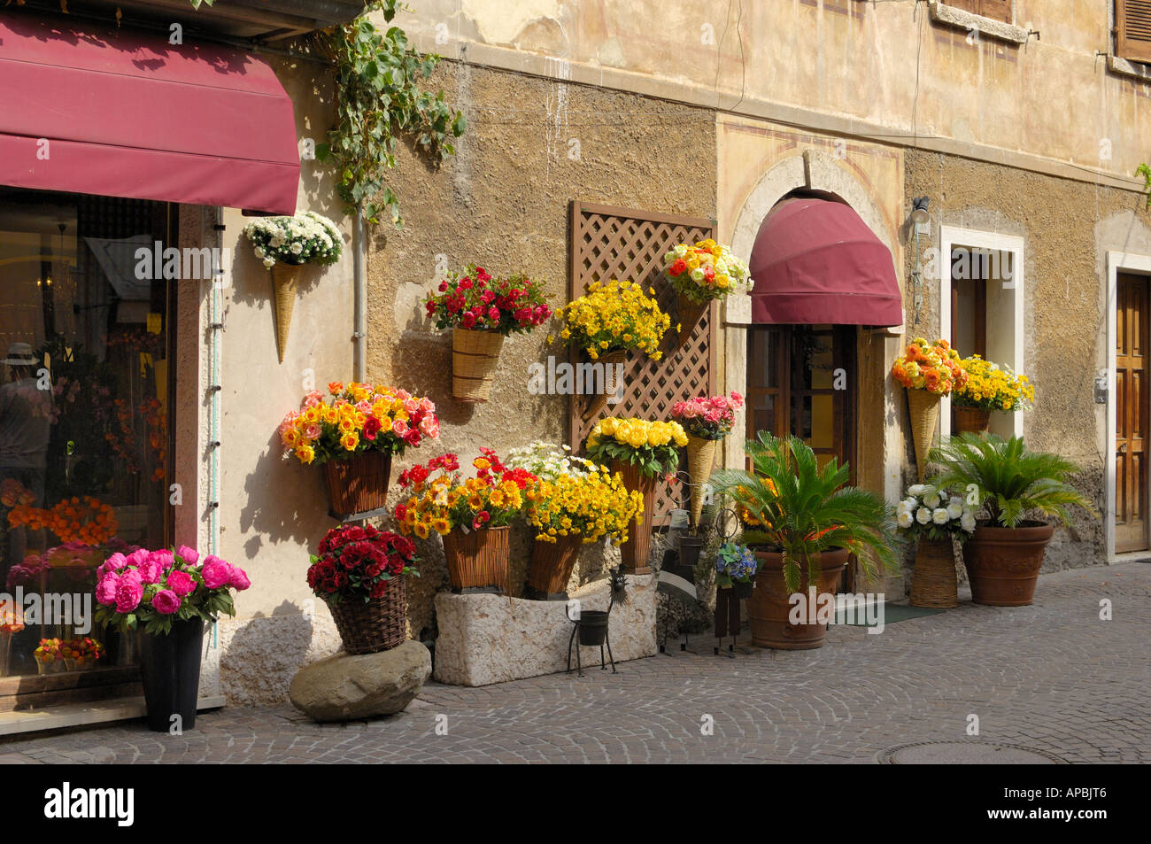 Zeigen Sie außerhalb ein Blumengeschäft in Bardolino am Gardasee Italien an Stockfoto