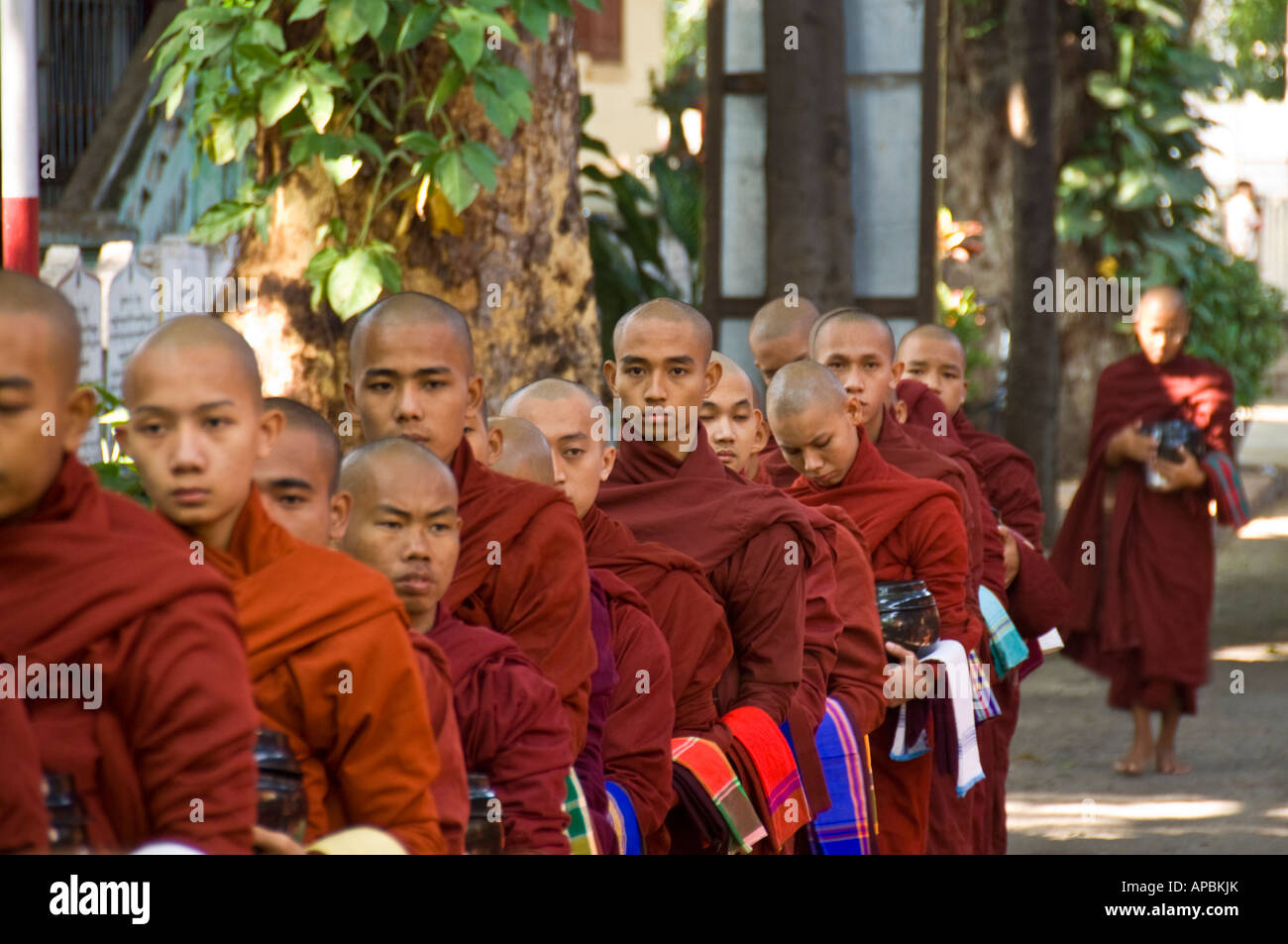 Novize in der Schlange für das Mittagessen am Maha Gandhayon Kyaung Kloster in Amarapura Birma Stockfoto