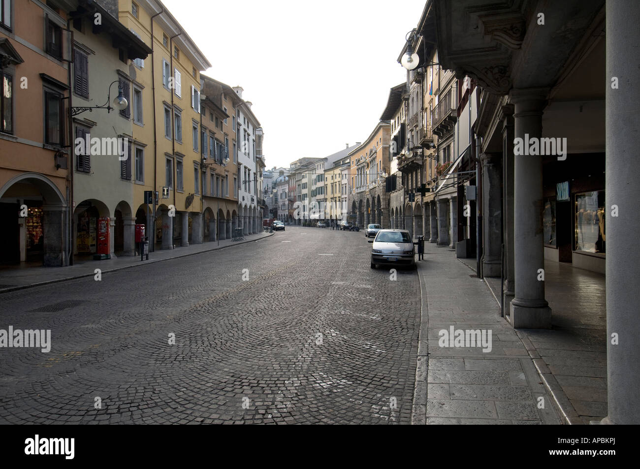 Alte Ansicht der Mercatovecchio Straße in Udine Stockfoto