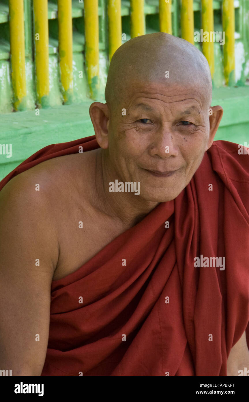 Porträt des alten buddhistischen Mönch an bald U Pony Shin Paya in Sagaing, Burma. Stockfoto