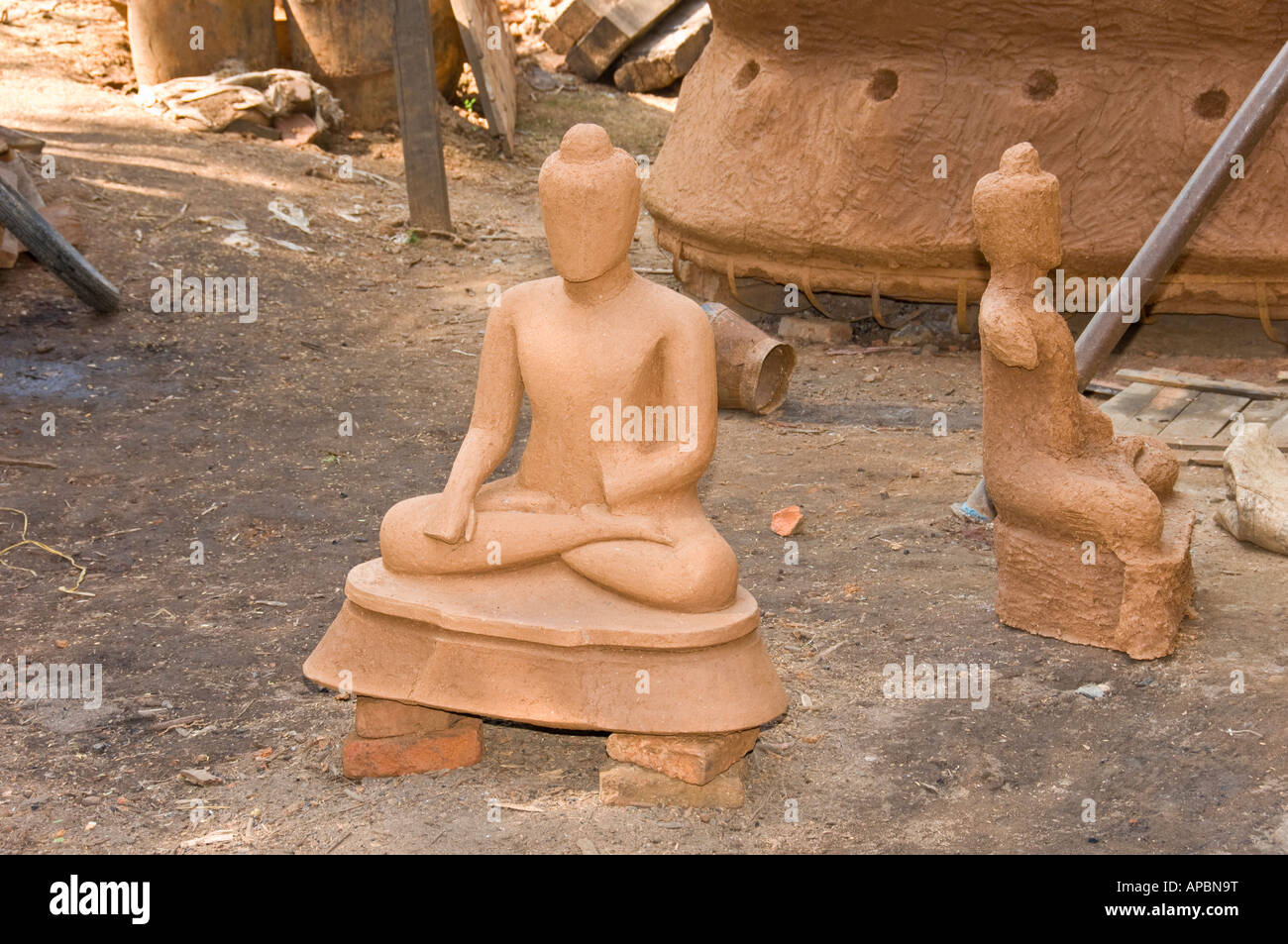 Lehm und Reis Schale Formen für das Gießen von Bronze Buddha-Statue in einer Gießerei in Amarapura, Birma. Stockfoto