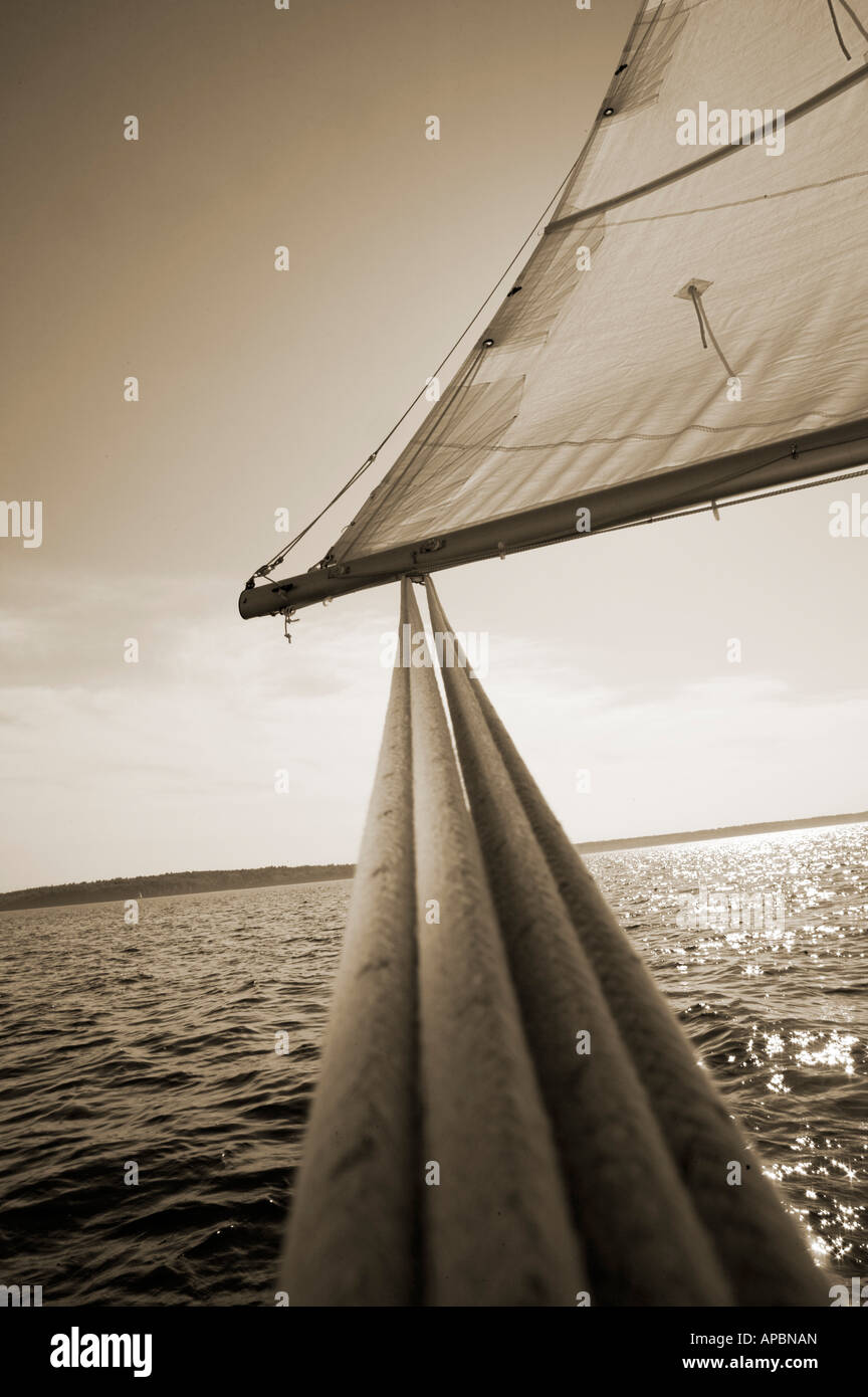 extremen Winkel der Großschot oder Seil auf Großsegel auf Segel Boot Sepia-Farbton vertikalen Formen Reise Stockfoto
