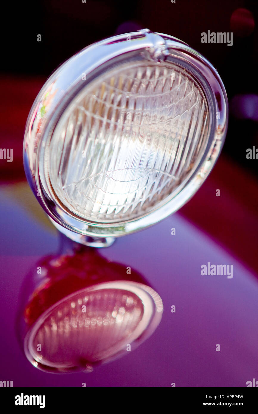 Scheinwerfer oder Stirnlampe auf alte Oldtimer mit roter Karosserie Stockfoto