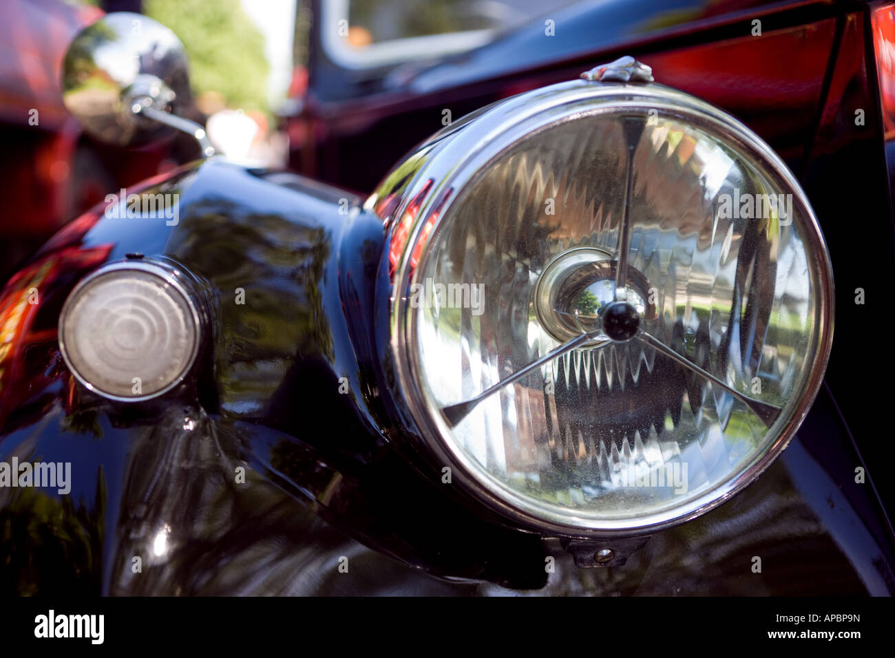 Nahaufnahme eines Scheinwerfers der Oldtimer an einem englischen Auto Rallye Stockfoto