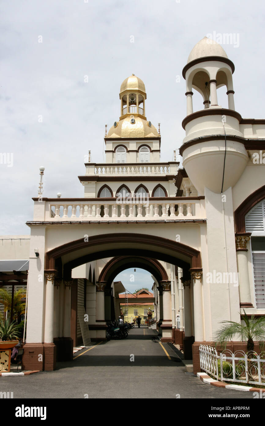 Die Masjid Negeri, die Hauptmoschee in Kota Bharu, Malaysia, zeigt eine Mischung aus westlichen und östlichen Stilen Stockfoto