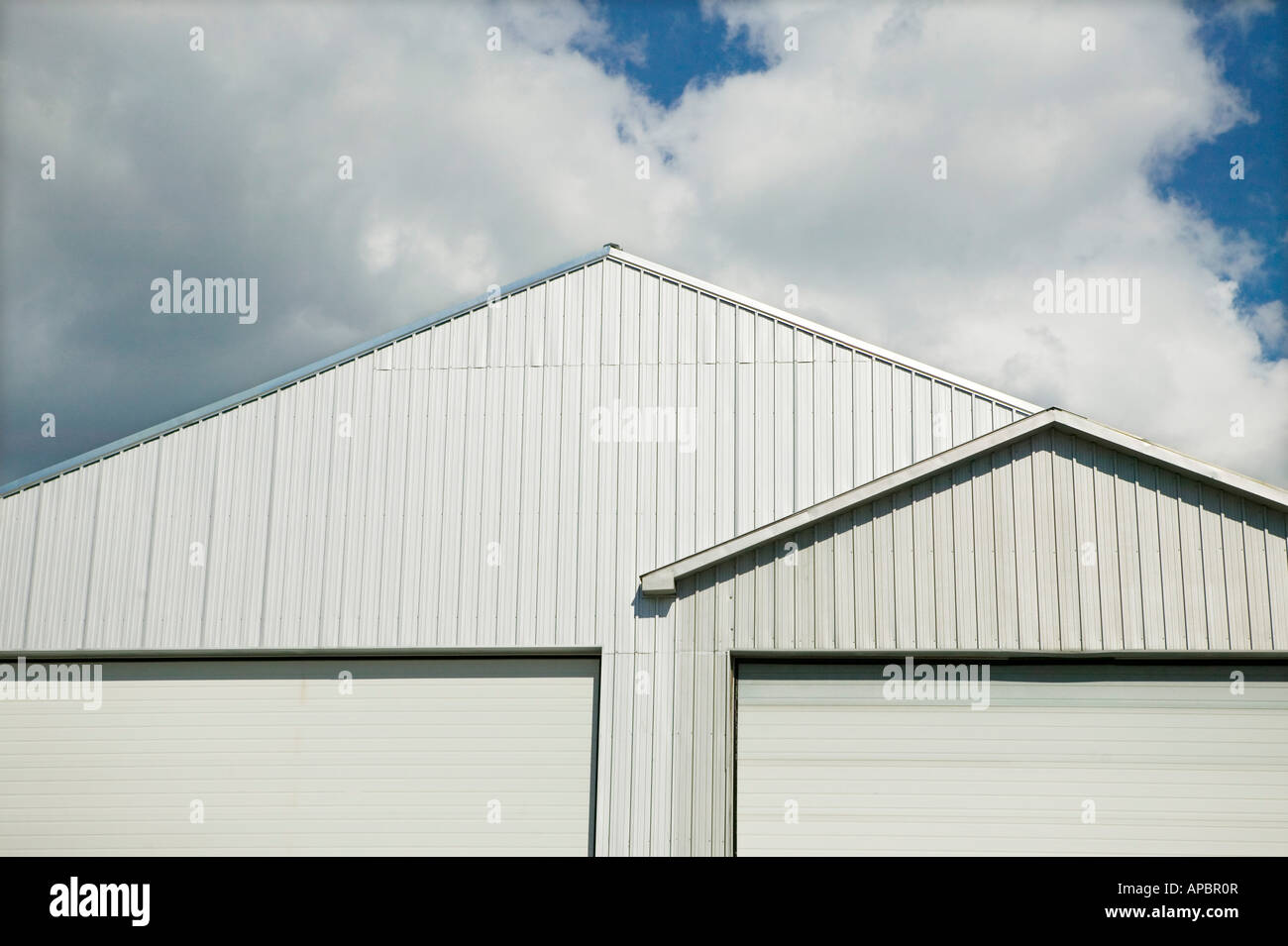 sauberen, weißen Dachlinien bei Winkeln und Dreiecksmuster mit Himmel und Wolken Garage Lager unter dem Dach Unterschlupf Grafik Stockfoto