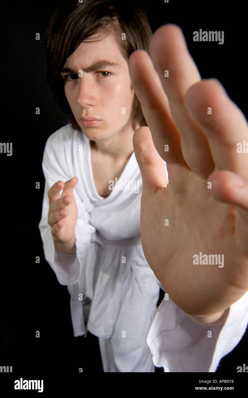 Karate Kid in Verteidigung oder Angriff Pose mit erhobener Hand bereit für die chop Stockfoto