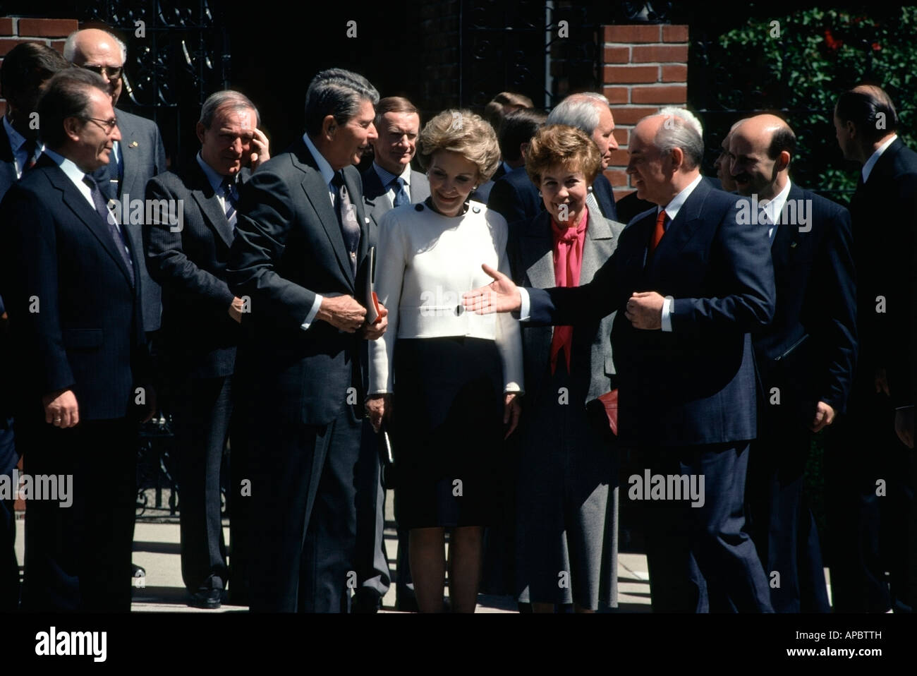 Sowjetischen Präsidenten Mikhail Gorbachev streckt für ehemalige US Präsident Ronald Reagans Hand. Stockfoto