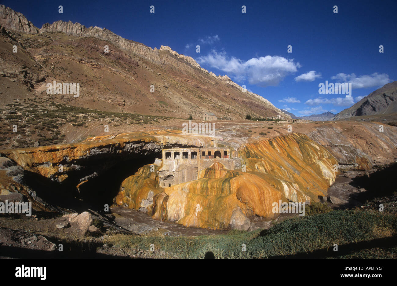 Verlassene Thermalbäder und Travertin-Mineralvorkommen aus nahe gelegenen heißen Quellen in Puente del Inca, Provinz Mendoza, Argentinien Stockfoto