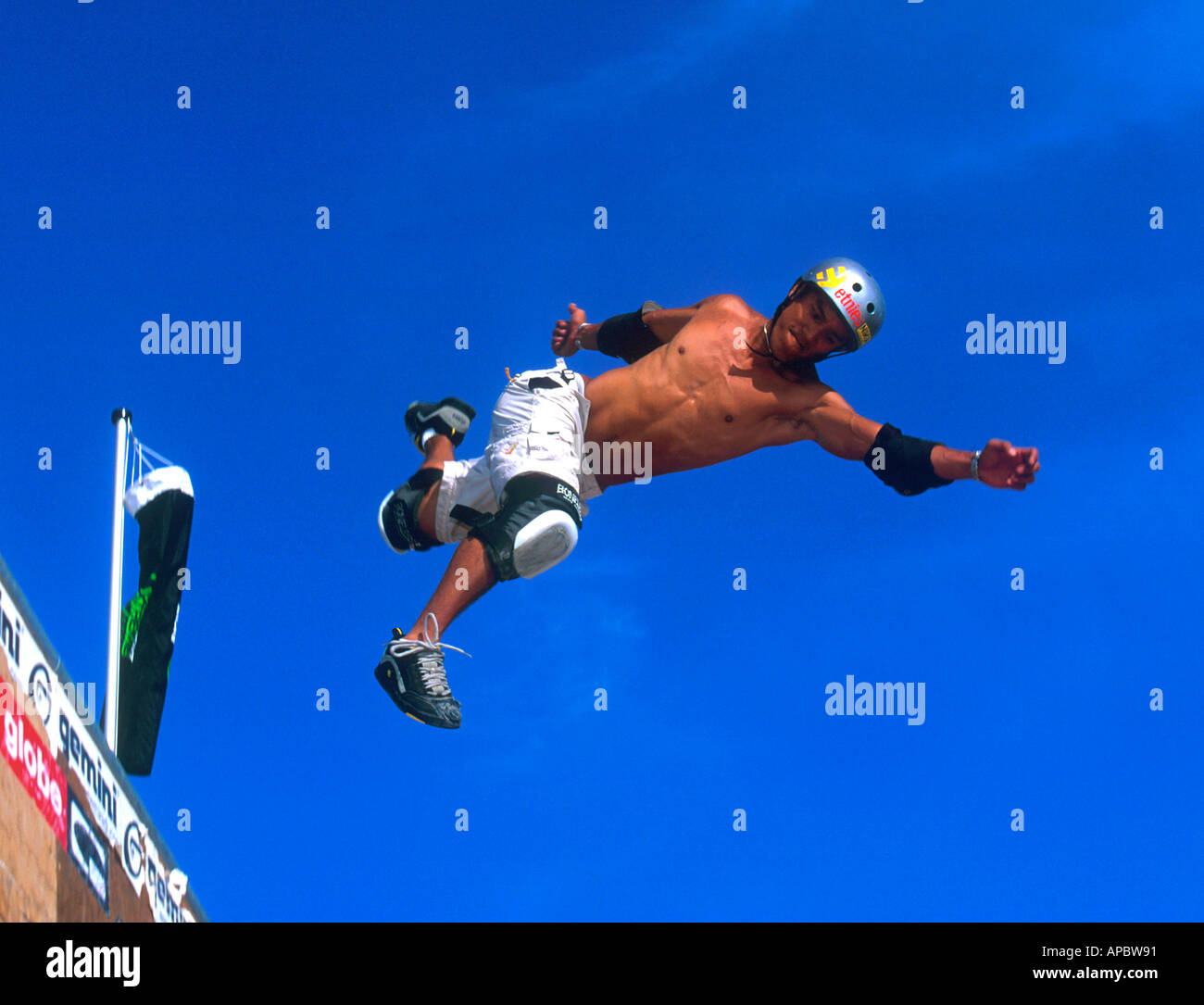 Mitten in der Luft Skateboard Action Stunt, Sergi Ventura bei Rip Curl Board Masters, Newquay, Großbritannien August 2001 Stockfoto