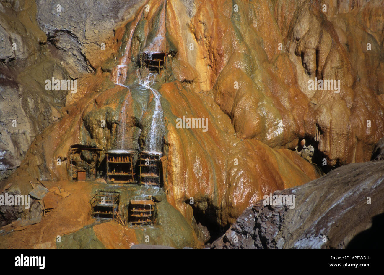 Detail der Travertin-Mineralvorkommen aus nahe gelegenen heißen Quellen in Puente del Inca, Provinz Mendoza, Argentinien Stockfoto