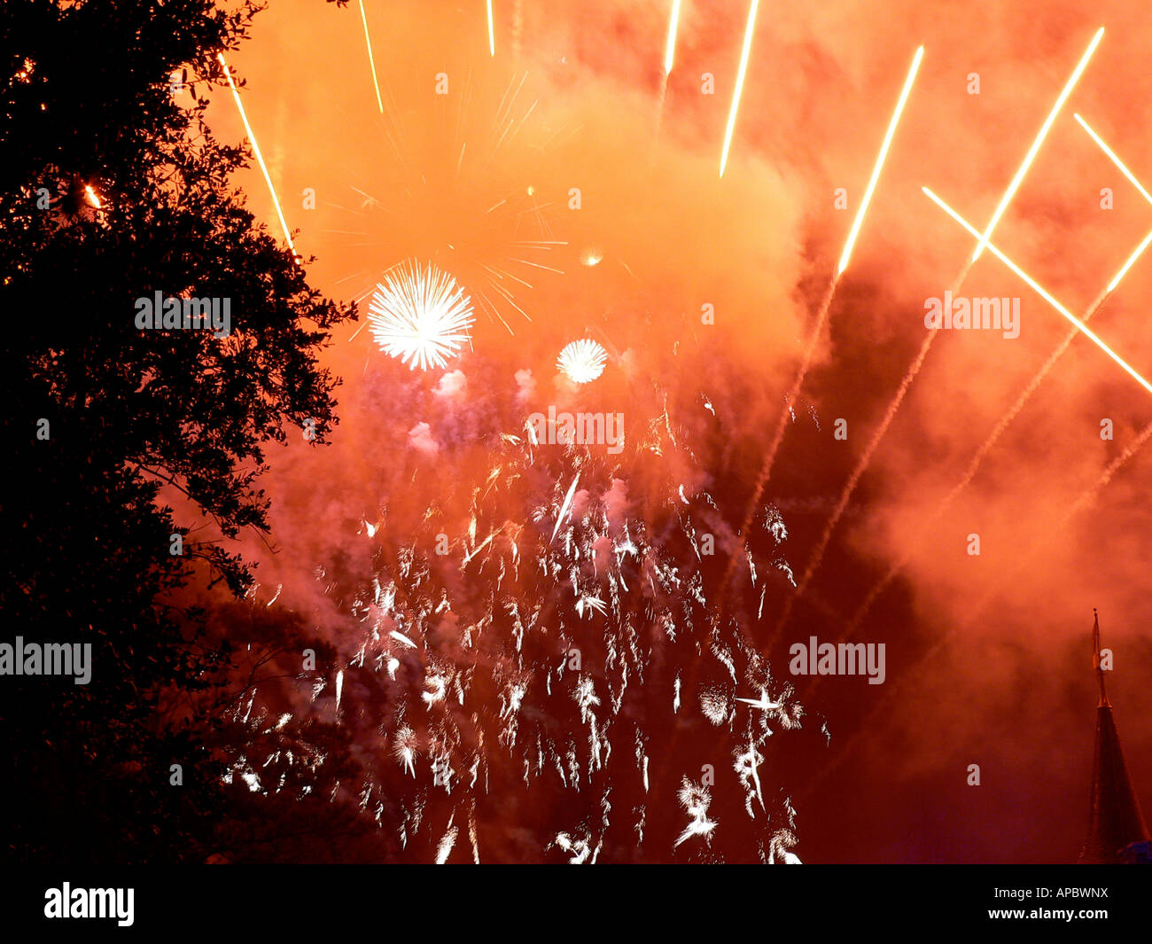 Nächtliche Feuerwerk explodieren in der Luft, alles Farbgebung in Rot Stockfoto