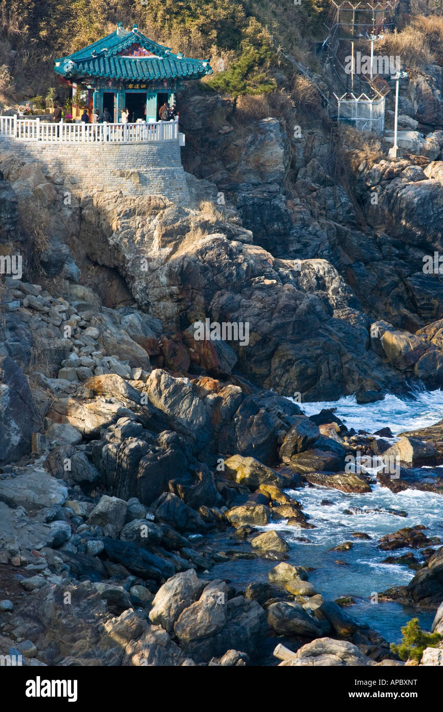 Eine kleine Pagode mit Blick aufs Meer in Naksan-Tempel-Südkorea Stockfoto Eine kleine Pagode mit Blick aufs Meer in Naksan-Tempel-Südkorea Stockfoto