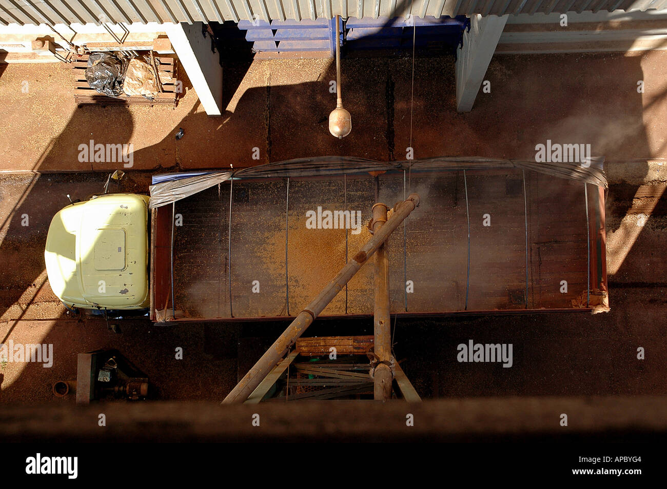 Beladung eines LKW mit Soja Bohnen durch die "Companhia de Armazens e Silos do Estado de Minas Gerais" (CASEMG) in Uberaba Stockfoto
