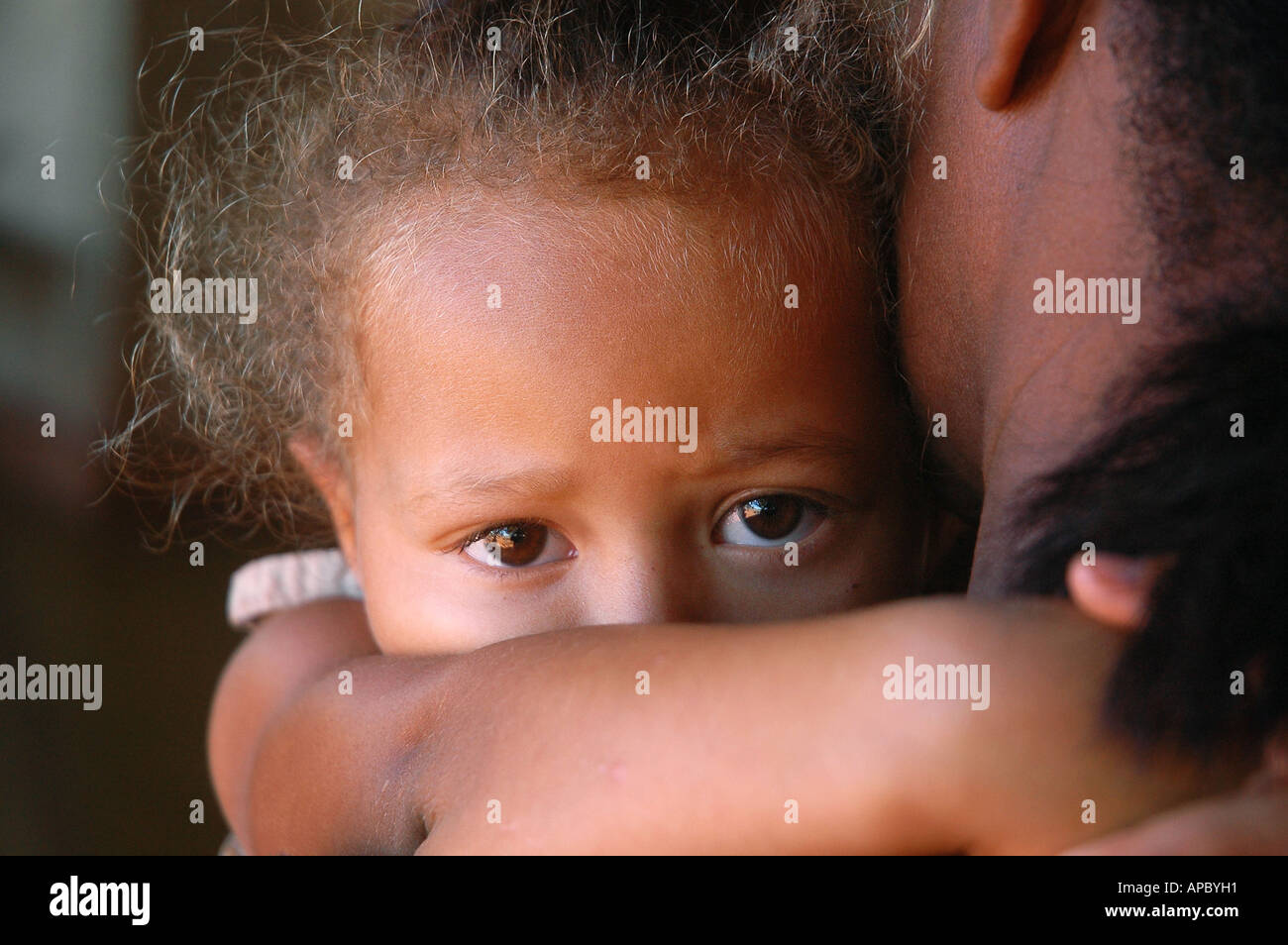 Kleines Mädchen in den Armen der Mutter, Goiâs, Brasilien Stockfoto