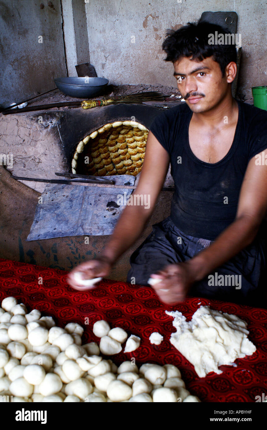 Traditionelle Bäckerei in Chinari in der Nähe von Mussafarabad, AJK Kaschmir, Pakistan Stockfoto