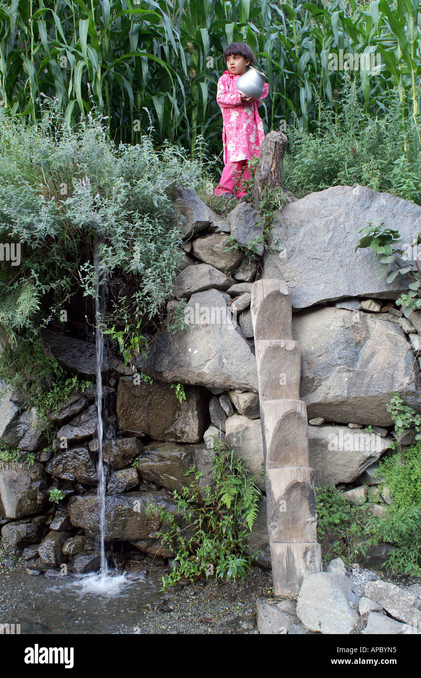 Mädchen mit Krug an einer Wasserstelle in Palas Tal, NWFP, Pakistan Stockfoto