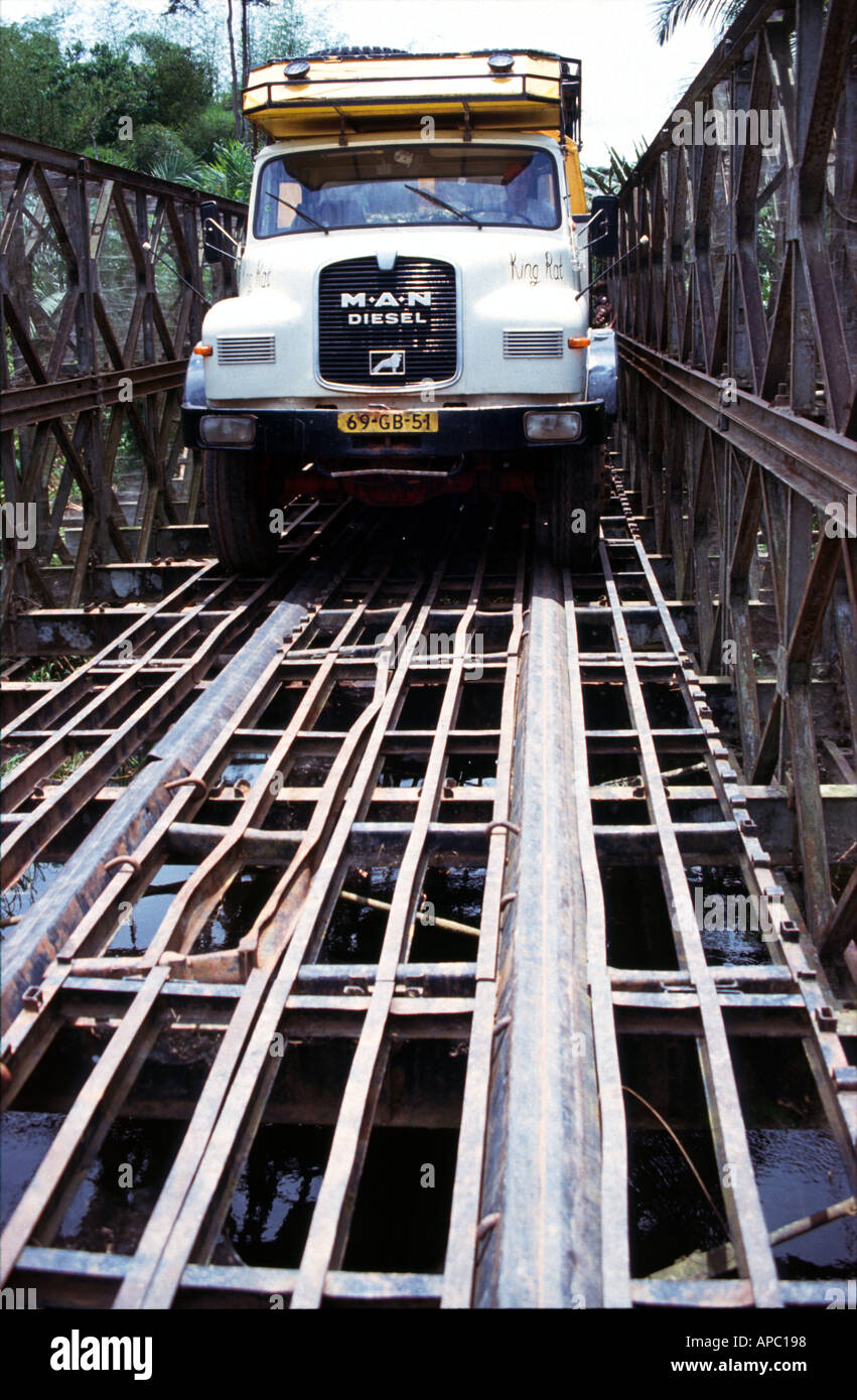 Typische Brücke in D R Kongo Zaire Pan African Highway Zentralafrika Stockfoto