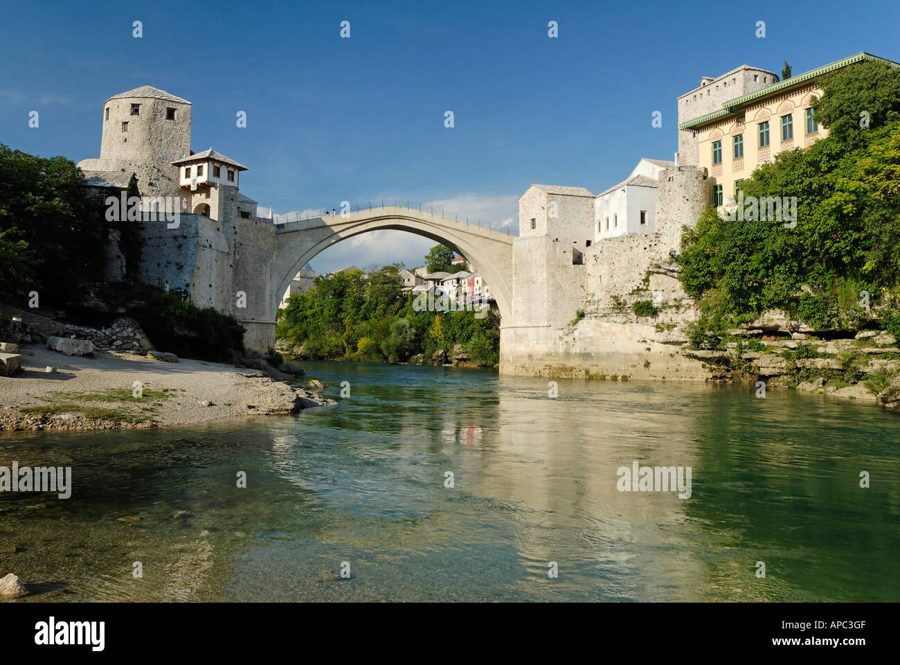 Historische Altstadt von Mostar im Neretva Fluss, UNESCO-Weltkulturerbe, Bosnien und Herzegowina Stockfoto