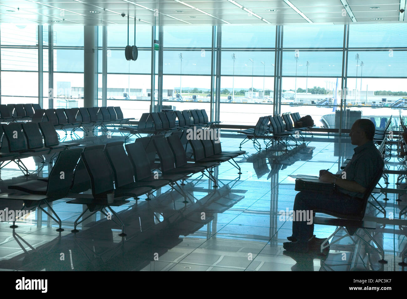 Geschäftsmann am Flughafen warten Stockfoto