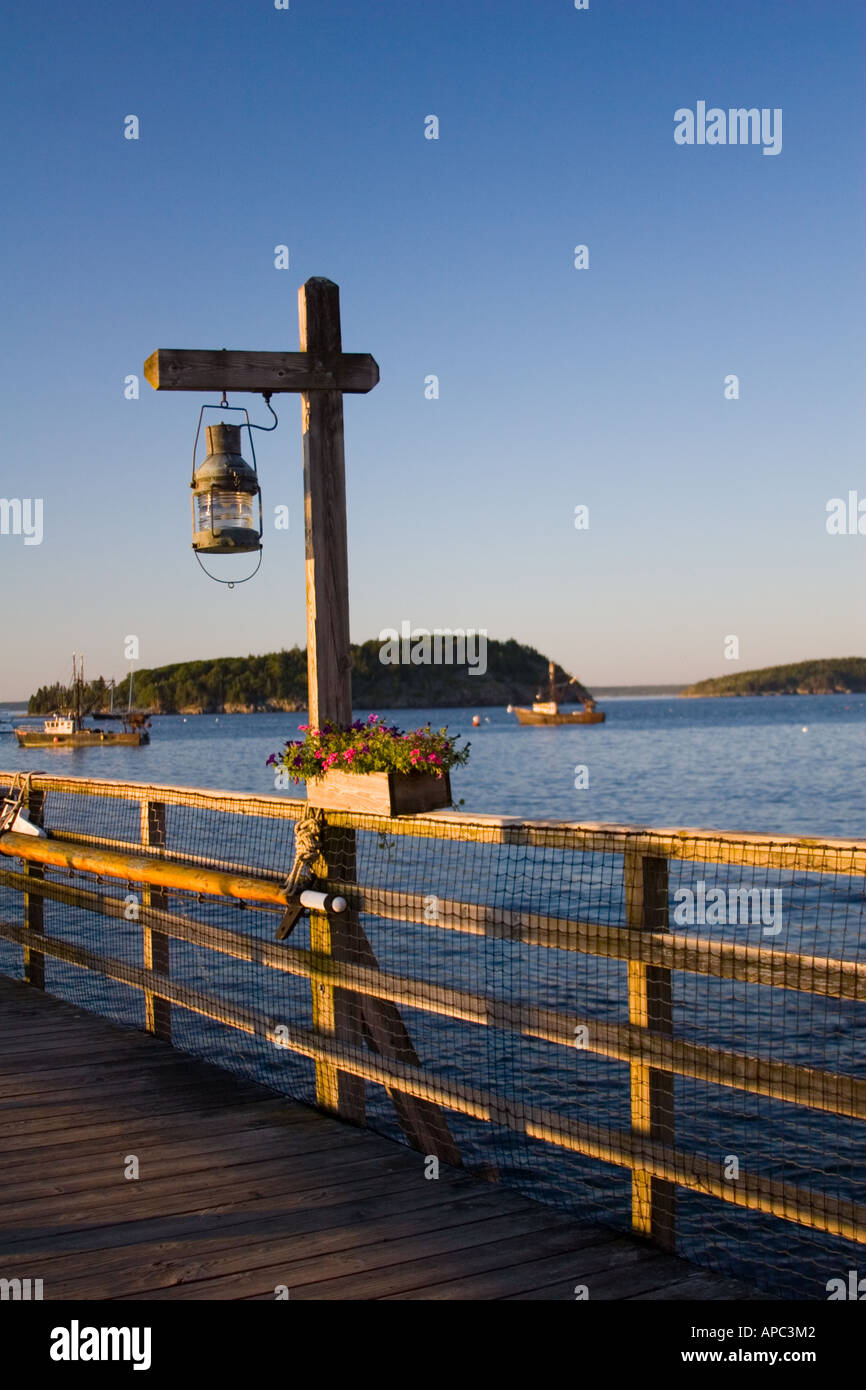 Dock und Zaun bei Sonnenuntergang Stockfoto