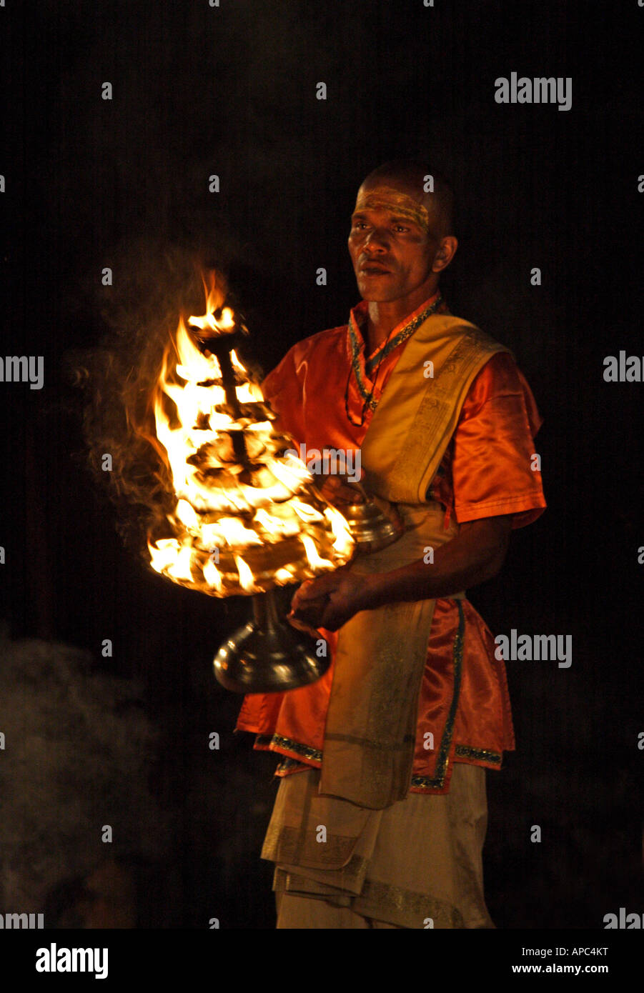 Indisch-hinduistischen Priester mit einer Kerze während der täglichen Abendgottesdienst am Ufer des Ganges in Varanasi, Indien Stockfoto