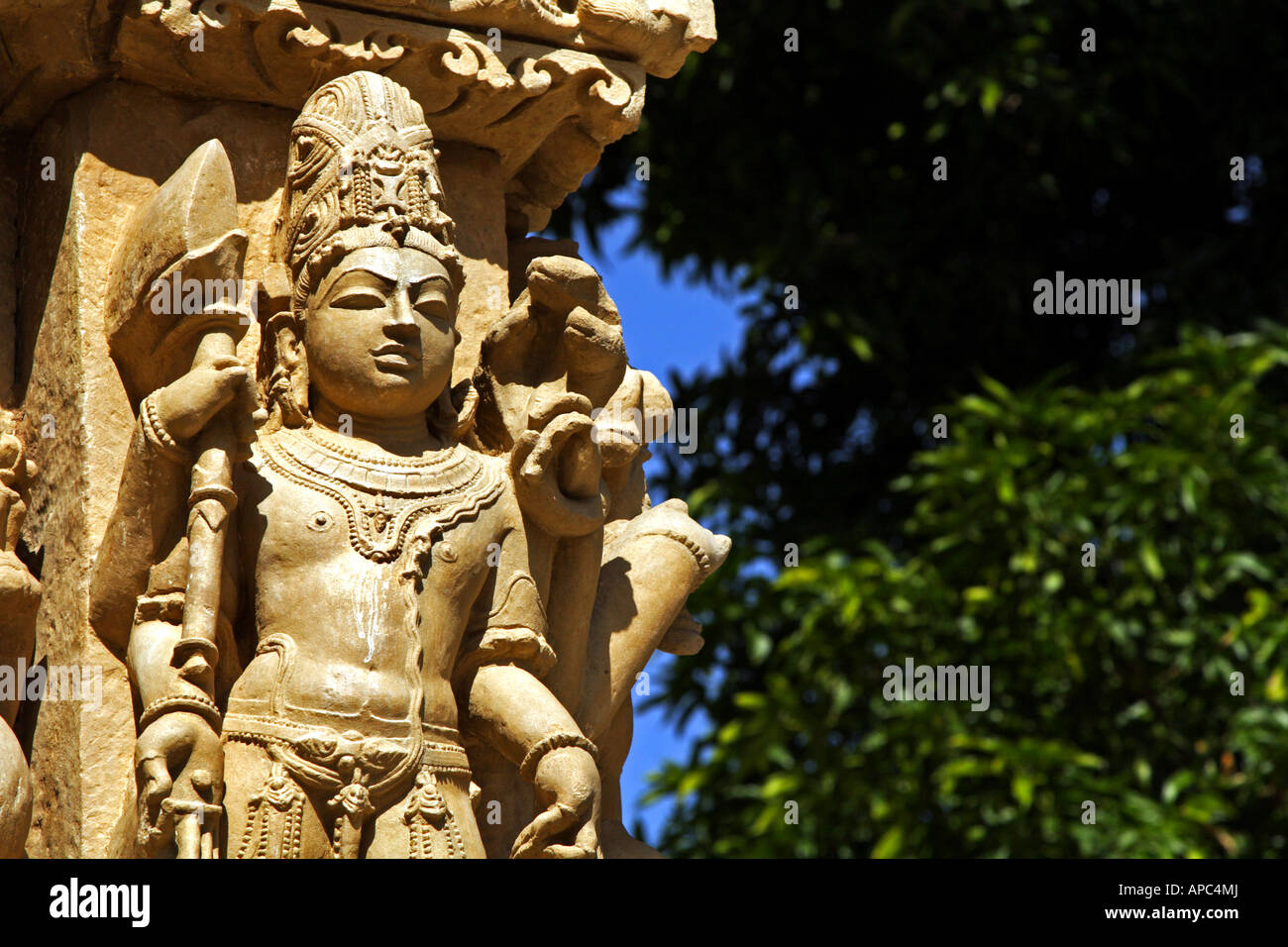 Detail einer plastischen Relief Skulptur eines Hindu Gottes auf einen Tempel der östlichen Gruppe in Khajuraho, Indien Stockfoto