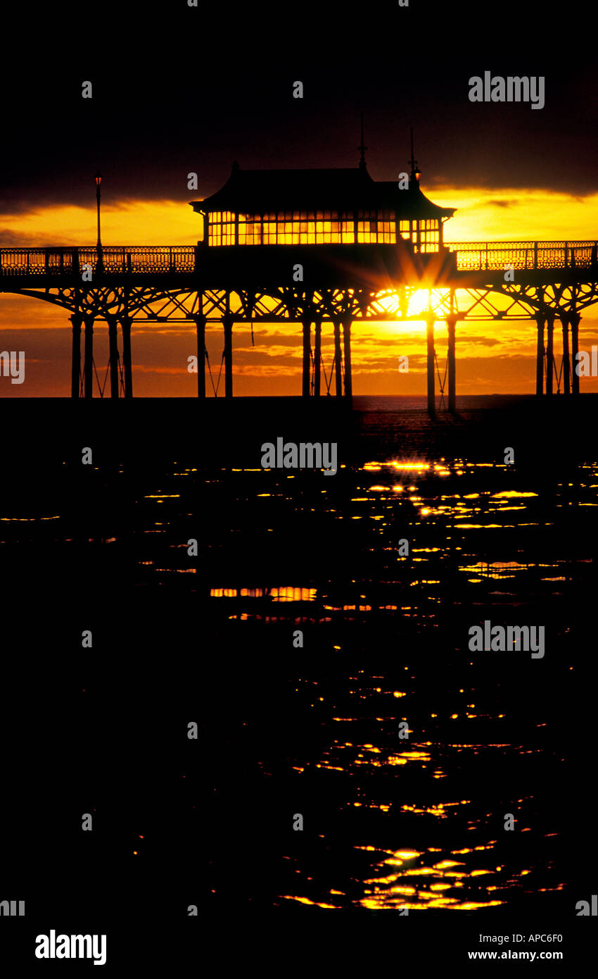 St Anne s Pier Lancashire England uk dunkle stimmungsvollen Sonnenuntergang Hintergrundbeleuchtung Silhouette Stockfoto