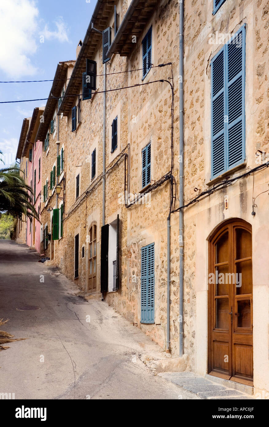 Eine kleine Gasse auf den Dorf Deia, Mallorca, Balearen, Spanien Stockfoto