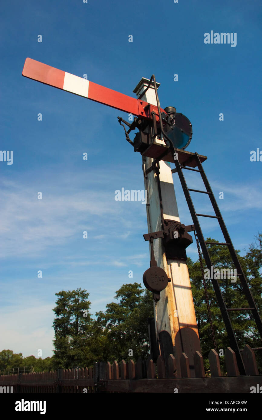 Rotes Bahnsignal gegen einen klaren blauen Himmel Stockfoto