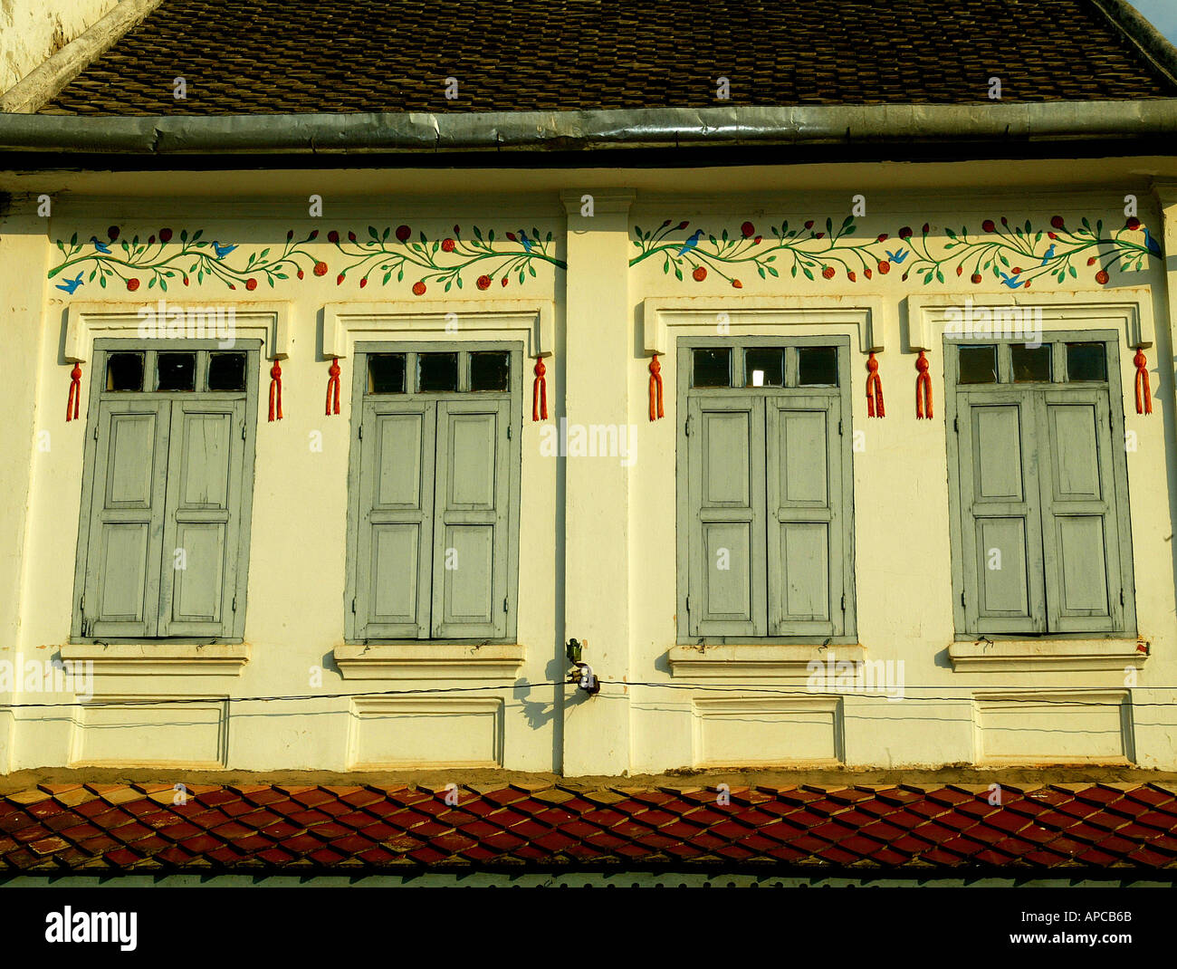 Rollläden auf dekorative koloniale Gebäude in Luang Prabang in Laos Stockfoto