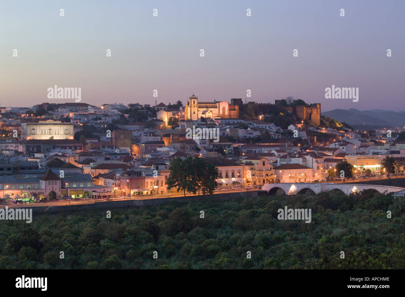 Silves Stadt und Burg bei Dämmerung, Portugal, Algarve Stockfoto
