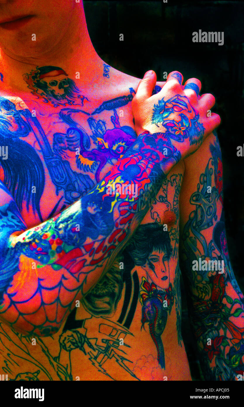 Körperkunst, Amans Torso mit Tattoos bedeckt Stockfoto