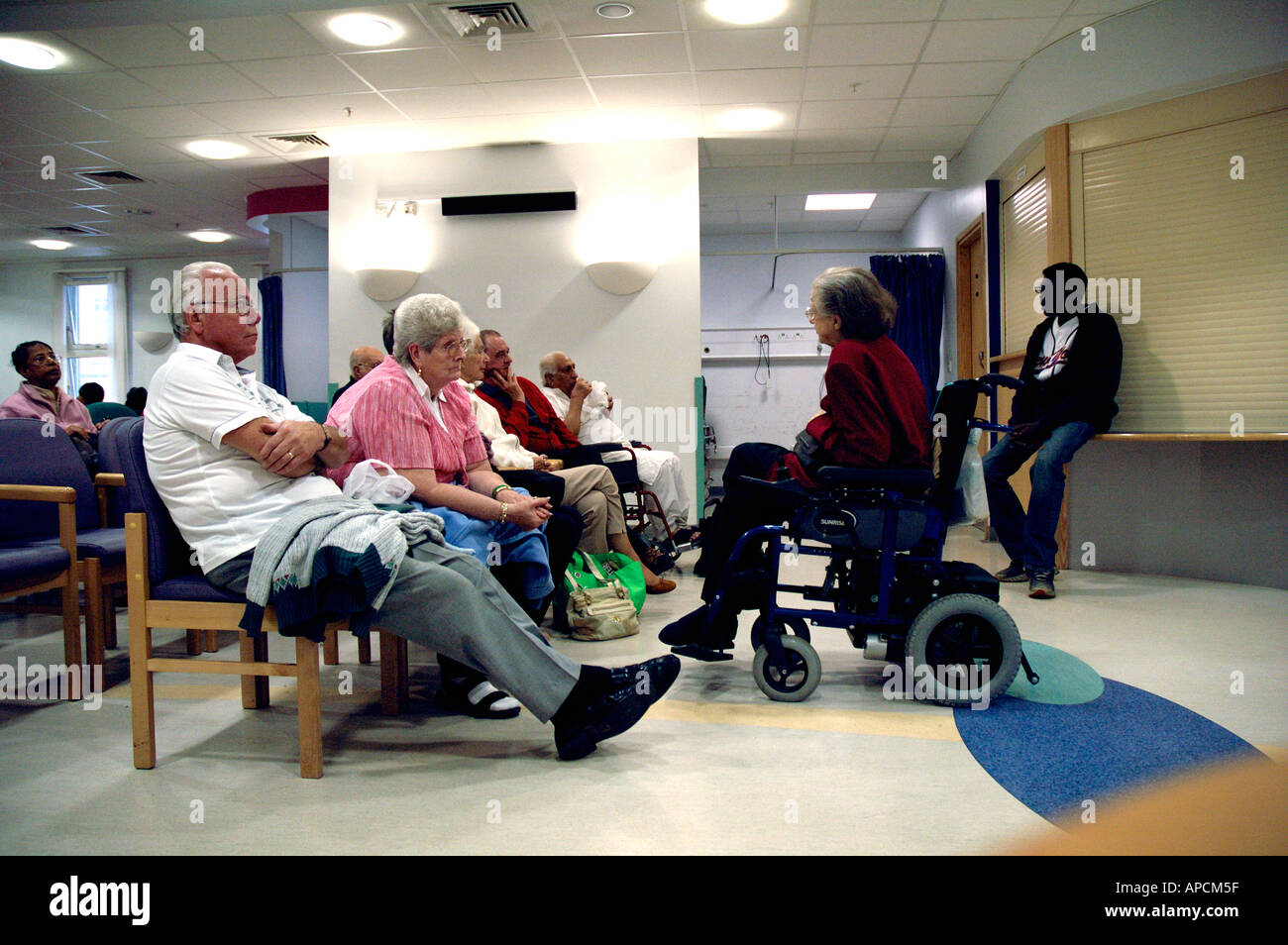 Hospital Waiting Room People Uk Stockfotos Hospital