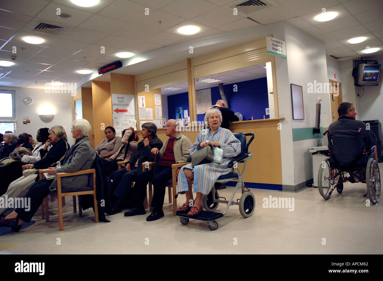 Hospital Waiting Room People Uk Stockfotos Hospital