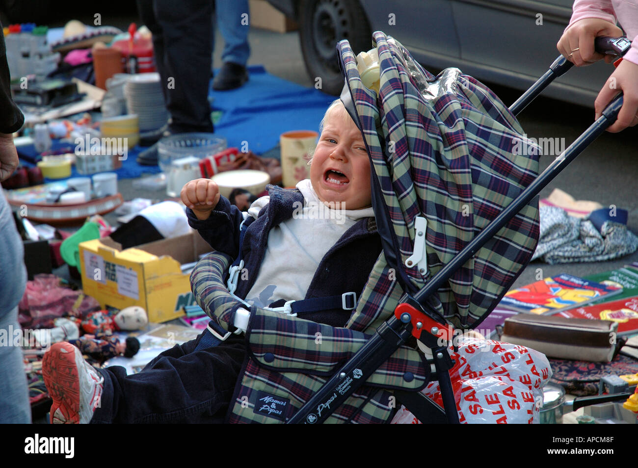 Kleinkind im Kinderwagen schreit. Stockfoto