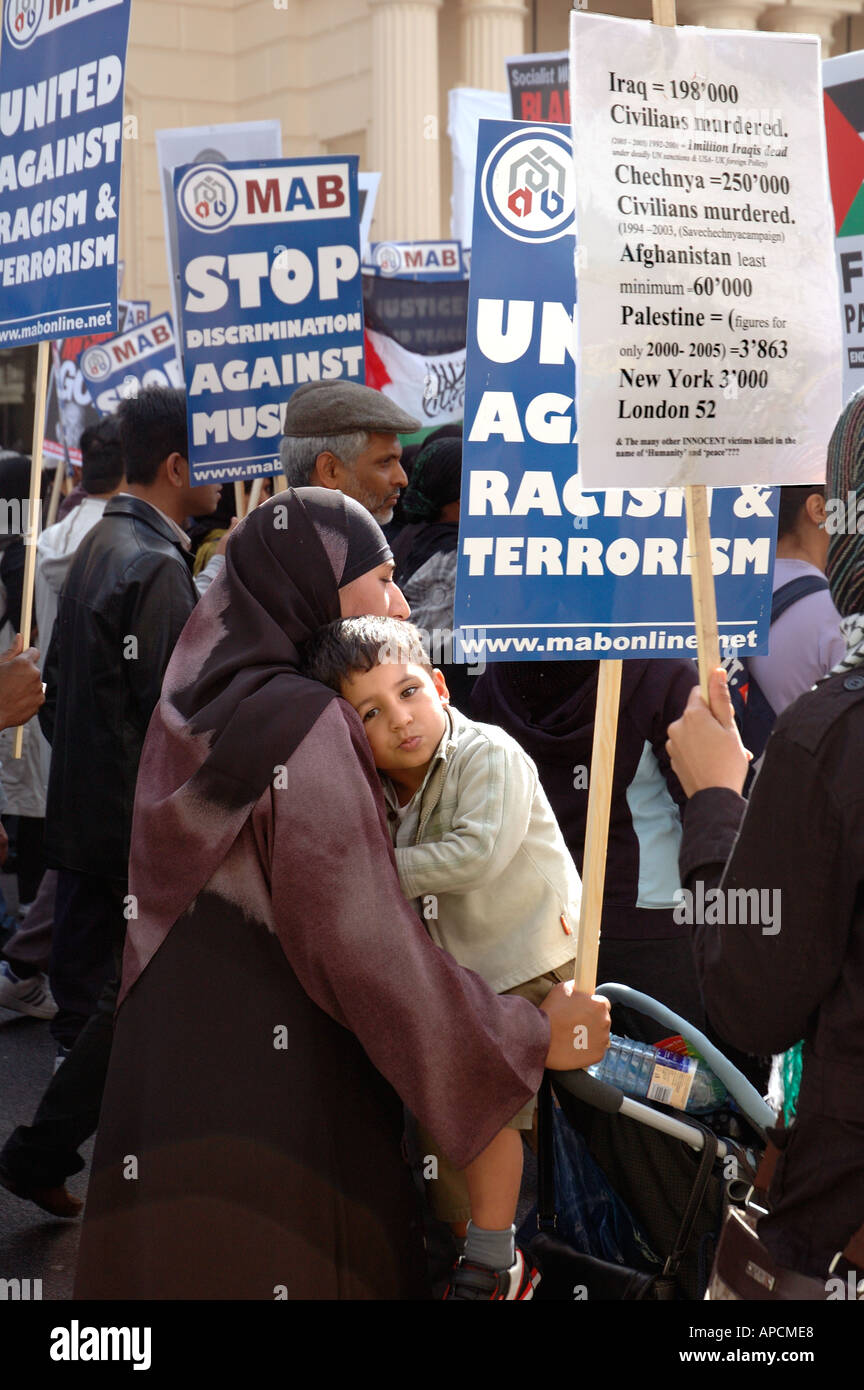 Demonstration durch Parliament Square und central London fordern Regierung Truppen aus dem Irak Oktober 2005 entfernen. Stockfoto