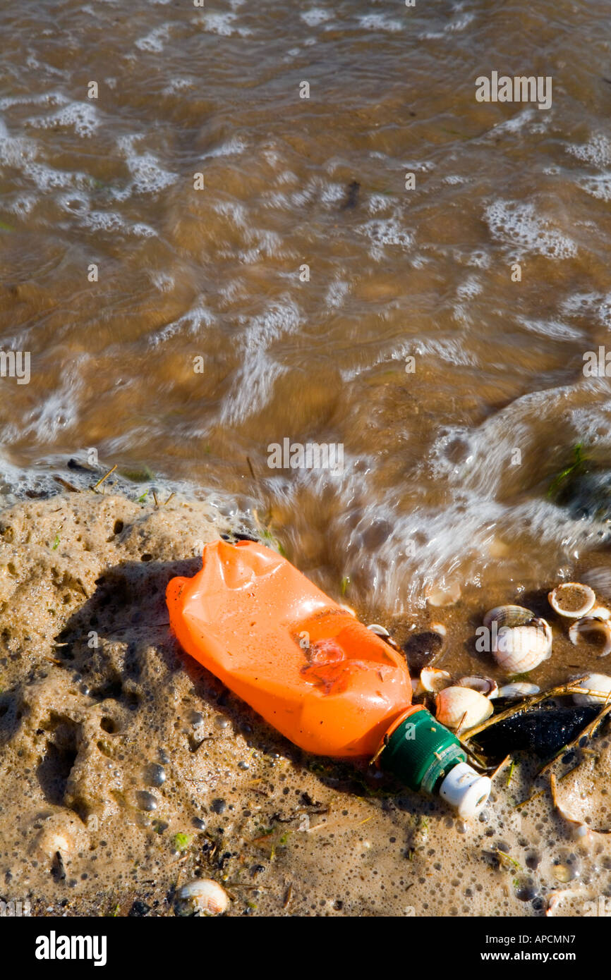 Orangefarbenen Plastikflasche auf Wasserlinie Stockfoto